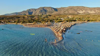 Пляж элафониси, остров крит, греция, розовый песок, мелководье, спокойная  вода, летнее место | Премиум Фото