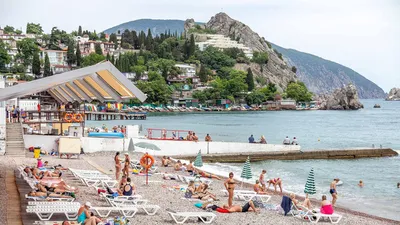Красивый и уютный пляж Гурзуфа в Крыму, словно сказочный уголок, в котором  хочется находиться, убежав от суеты и хлопот | Под зонтиком | Дзен