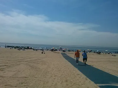 Жители Нью-Йорка отправились на пляжи, так как лето наступило на неделю  раньше