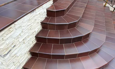 Ремонт крыльца частного дома с заменой керамической плитки