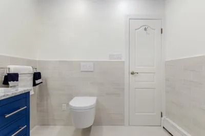 Туалеты с черной плиткой – 135 лучших фото-идей дизайна интерьера туалета |  Houzz Россия