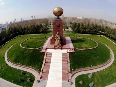 Площадь Независимости в Ташкенте: красочные обои для вашего экрана