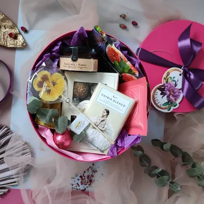 А мы подготовили особенные подарочки к 8 марта!! 🌷🌷🌷 Нежность и  изящество в одном флаконе! 💕👌. . Составляющие данн… | Fundraiser baskets,  Panda gifts, Gift kit