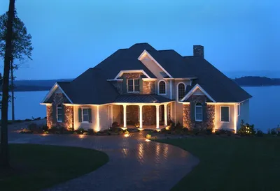 Архитектурная подсветка фасадов формирует ночной облик дома