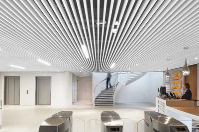 Потолки реечные алюминиевые в Москве | Купить подвесной реечный потолок для  ванной, кухни