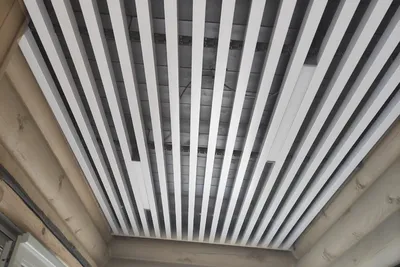 Подвесные потолки в Узбекистане - Реечные подвесные потолки ( реечный  подвесной потолок ) - это совокупность металлических панелей (реек) и  подвесной системы. Система крепится к перекрытиям с помощью специальных  спиц. Размеры: 100х100х40,