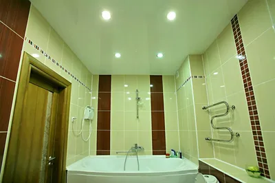 Белый сатиновый парящий натяжной потолок в ванную комнату 9 м2 монтаж и  установка в Саратове
