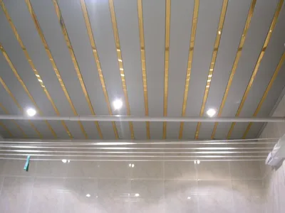 Белый матовый одноуровневый потолок для ванной комнаты, монтаж и установка  в Саратове