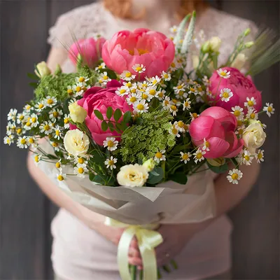 Свадебный букет розовых пионов и полевых цветов с зеленью купить с  доставкой в Москве | Заказать букет цветов недорого