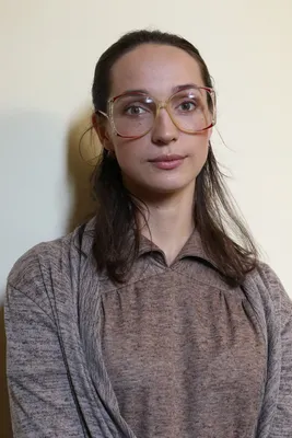 Полина Кутепова на фото с абстрактным фоном