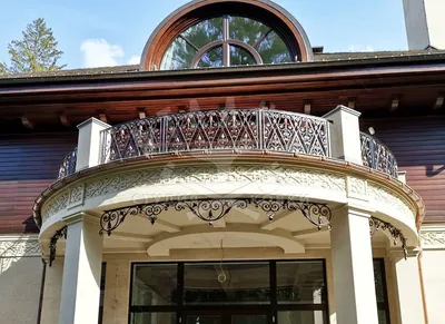 Полукруглый балкон на фасаде отеля Стоковое Фото - изображение  насчитывающей гостиница, деталь: 181100446