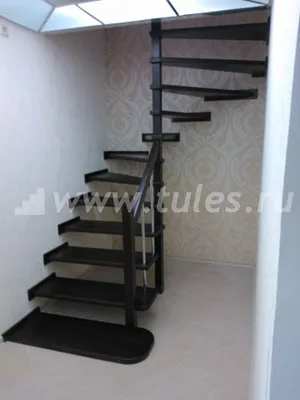 Изогнутая полувинтовая лестница для дома 08-03. Изготовление на заказ  деревянных лестниц в Москве