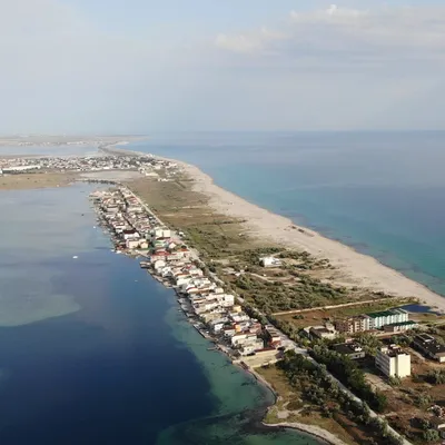 В Крыму закрыли пляжи для купания: оккупанты начали рыть траншеи (фото,  видео)