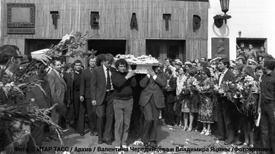 Есенин С.А.: Изображение номер 42677 (без заголовка). Связанный автор -  Есенин Сергей Александрович. Категория картинки - \"Могила, похоронные фото,  посмертные маски\". Литературные фотографии. По автору \"Есенин Сергей  Александрович\"