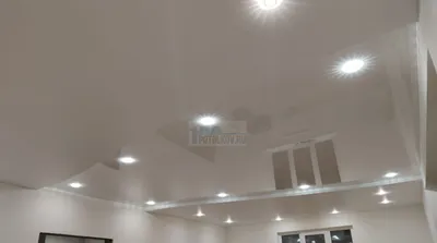 Двухуровневые глянцевые натяжные потолки с подсветкой в зал с установкой 1м2