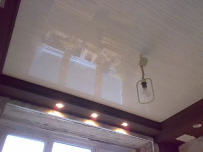 Потолок из пластиковых панелей на кухне: преимущества, монтаж - kuhnyagid »  kuhnyagid