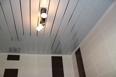 Монтаж потолка в ванной: реечный, пластиковый, натяжной / Блог