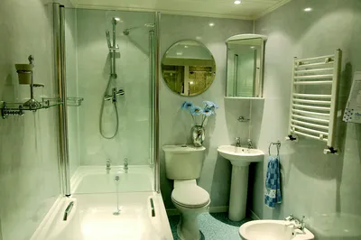 Белый матовый одноуровневый потолок для ванной комнаты, монтаж и установка  в Саратове