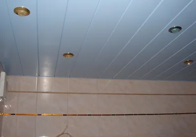Белый глянцевый натяжной потолок для ванной комнаты, монтаж и установка в  Саратове