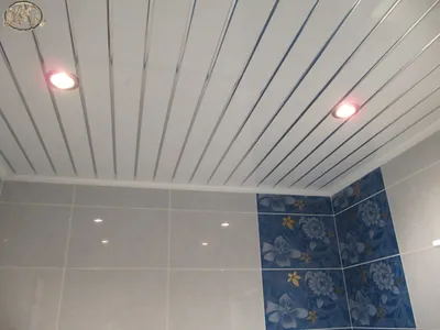 Натяжной потолок в ванной комнате: минусы и плюсы