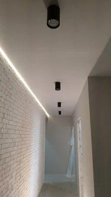 Потолок в длинном коридоре | Освещение в прихожей, Современный дизайн  потолка, Дизайн коридора