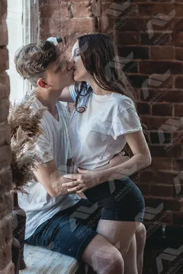Исследование: большинство россиян одобряют поцелуи на первом свидании — Сноб
