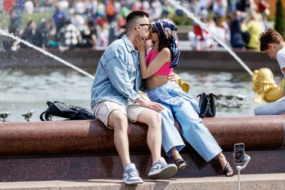 Фото Страстный поцелуй молодой пары