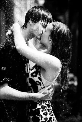 Поцелуй под дождем #6 - Романтический кадр
