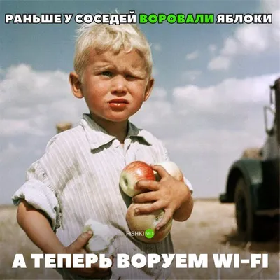Досуг Пары Позитивные Супруги Среднего Возраста Смеются Во Время Просмотра  Телевизора Дома — стоковые фотографии и другие картинки 40-44 года - iStock