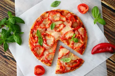 ПП-пицца на творожном тесте с отрубями, курицей и помидорами