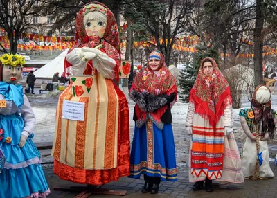 Зима 2015 День. Россия. Москва. Масленица (Масленица). Празднование  Масленицы (Масленица). Концерт В Честь Праздника. Люди Смотрят Концерт.  Фотография, картинки, изображения и сток-фотография без роялти. Image  37286358