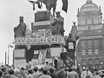 Ответ на пост «Это интересно: Прага. 1968 год. Чех против советского танка»  | Пикабу