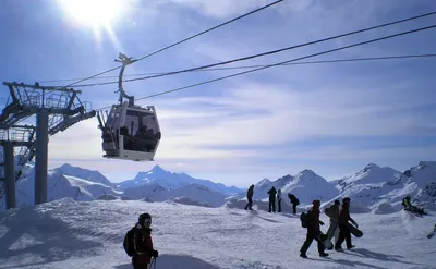 Поляна Азау на Эльбрусе, горнолыжный курорт в долине Приэльбрусья: как  добраться до поселка Азау, высота над уровнем моря
