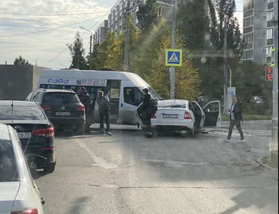 На Репина столкнулись “Приора” и маршрутка: фото Улпресса - все новости  Ульяновска