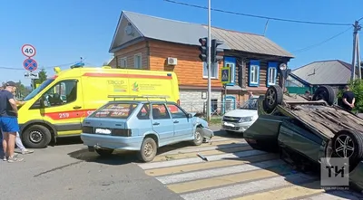 В Чистополе «Приора» перевернулась на крышу после столкновения с легковушкой