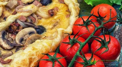 Пицца с моцареллой, помидорами и томатным соусом» — создано в Шедевруме