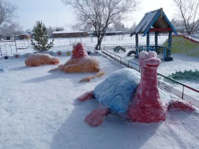 Фотографии с простыми снежными скульптурами в хорошем разрешении