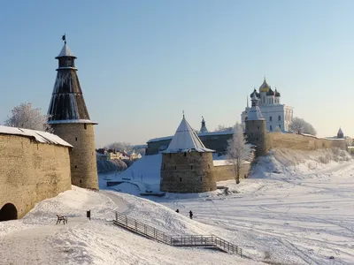 Зимний Псков на фоне синего неба. Прогулка вокруг Кремля.