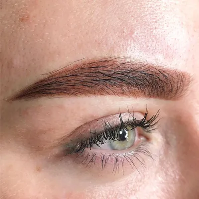 Перманентный макияж бровей в технике «Пудровые брови» Открытый лисий взгляд  🤤🤤🤤 Проснулась, умылась и уже красивая❤️ С перманентным… | Instagram