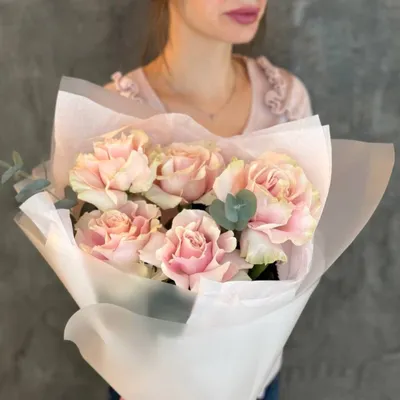 Пудровые кустовые розы в шляпной коробке | Цена — 2990 ₽ | Бесплатная  доставка цветов| Арт: 13852