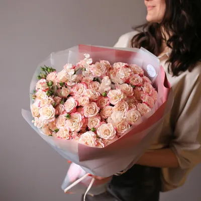 Букет из 15 пудровых роз с эвкалиптом купить в Краснодаре с доставкой