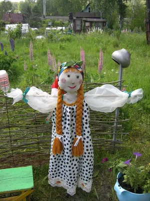 Пугало в сад: фото с лучшими идеями, как сделать из подручных материалов,  инструкция по изготовлению чучела, средство защиты урожая