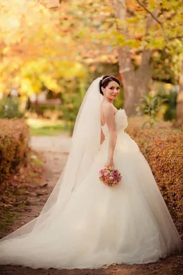 Пышное платье с лепестка и длинной фатой | Платье на свадьбу, Пышное  платье, Платья