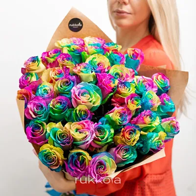 Купить радужные розы в Москве дешево | Букеты из синих и радужных роз