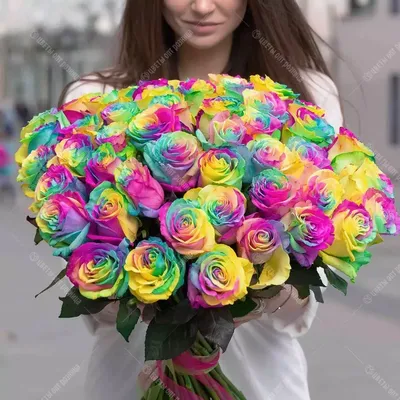 Купить Букет 11 радужных роз в черном крафте R804 в Москве, цена 8 350 руб.
