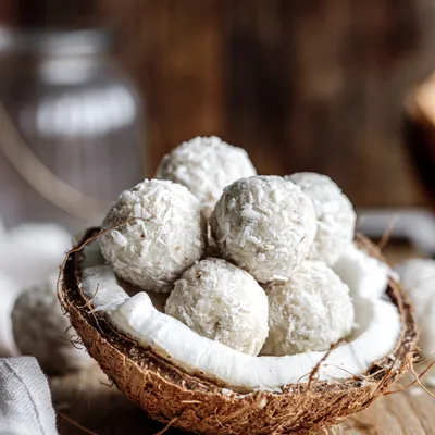 Homemade Raffaello Balls (3 Ingredients)