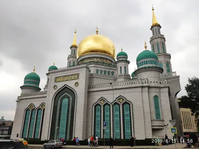 Более 250 тысяч мусульман в мечетях Москвы встретили Ураза-байрам -  Российская газета