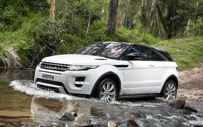 Внедорожник Range Rover Evoque P300 S R-Dynamic 2019 года на снегу в городе  - обои для рабочего стола, картинки, фото