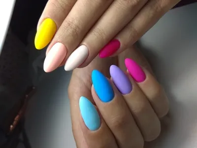 Маникюр, Ногти - Вам кажется, что разноцветный маникюр — это несерьезно?  Беремся убедить вас в обратном. Цветные ногти будут в числе самых трендовых  решений | Facebook