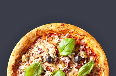 кусок пиццы на деревянном столе. реклама кафе и ресторана Pezzeria.  доставка еды при карантинном Covid Стоковое Изображение - изображение  насчитывающей взорвать, корка: 222059613